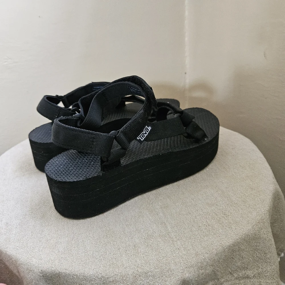 Teva Flatform Universal Sandal Size 9. - Picture 4 of 9